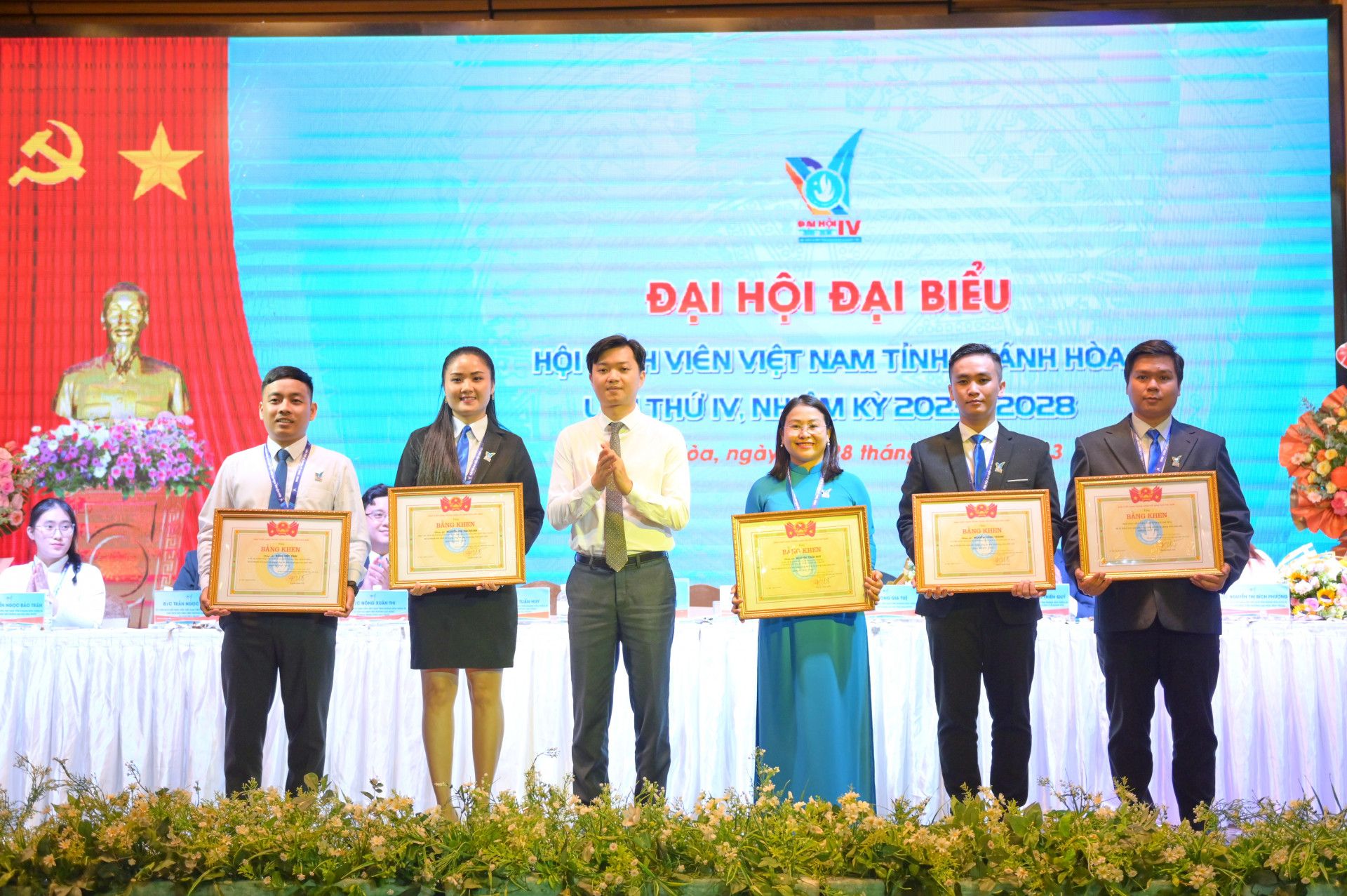 Hội Sinh viên Việt Nam trao bằng khen cho các tập thể, cá nhân có thành tích xuất sắc trong công tác hội và phong trào sinh viên nhiệm kỳ 2018 - 2023.