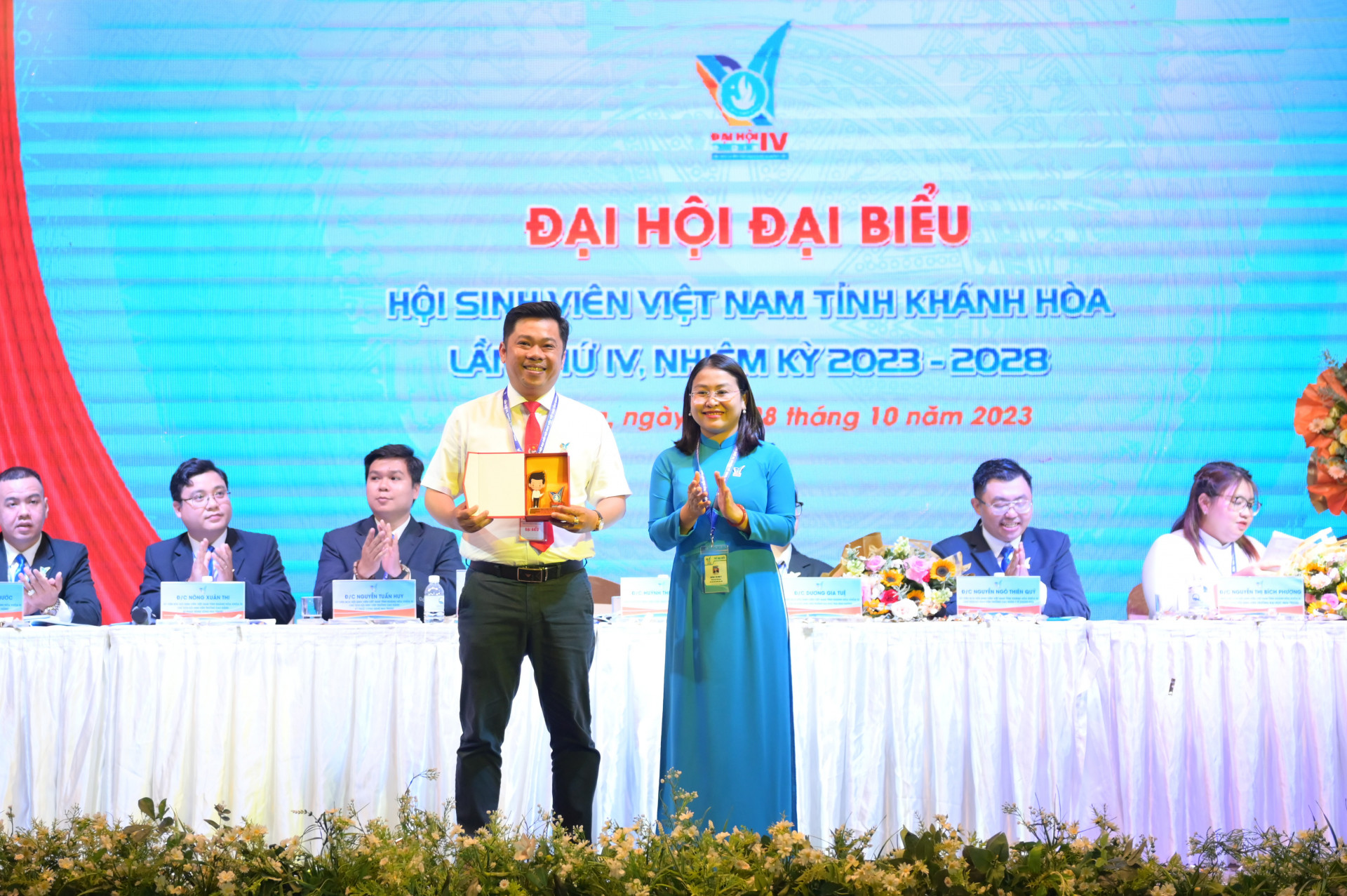 Hội Sinh viên Việt Nam tỉnh tặng quà tri ân đến Nguyên Chủ tịch Hội Sinh viên Việt Nam tỉnh khoá III.