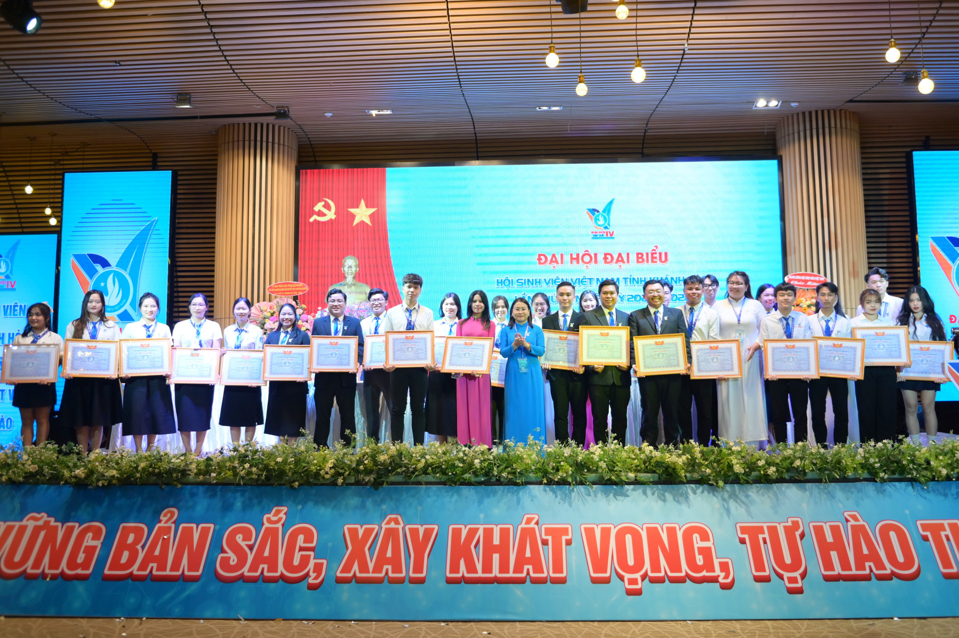 Hội Sinh viên Việt Nam tỉnh tặng bằng khen cho các tập thể, cá nhân có thành tích xuất sắc.