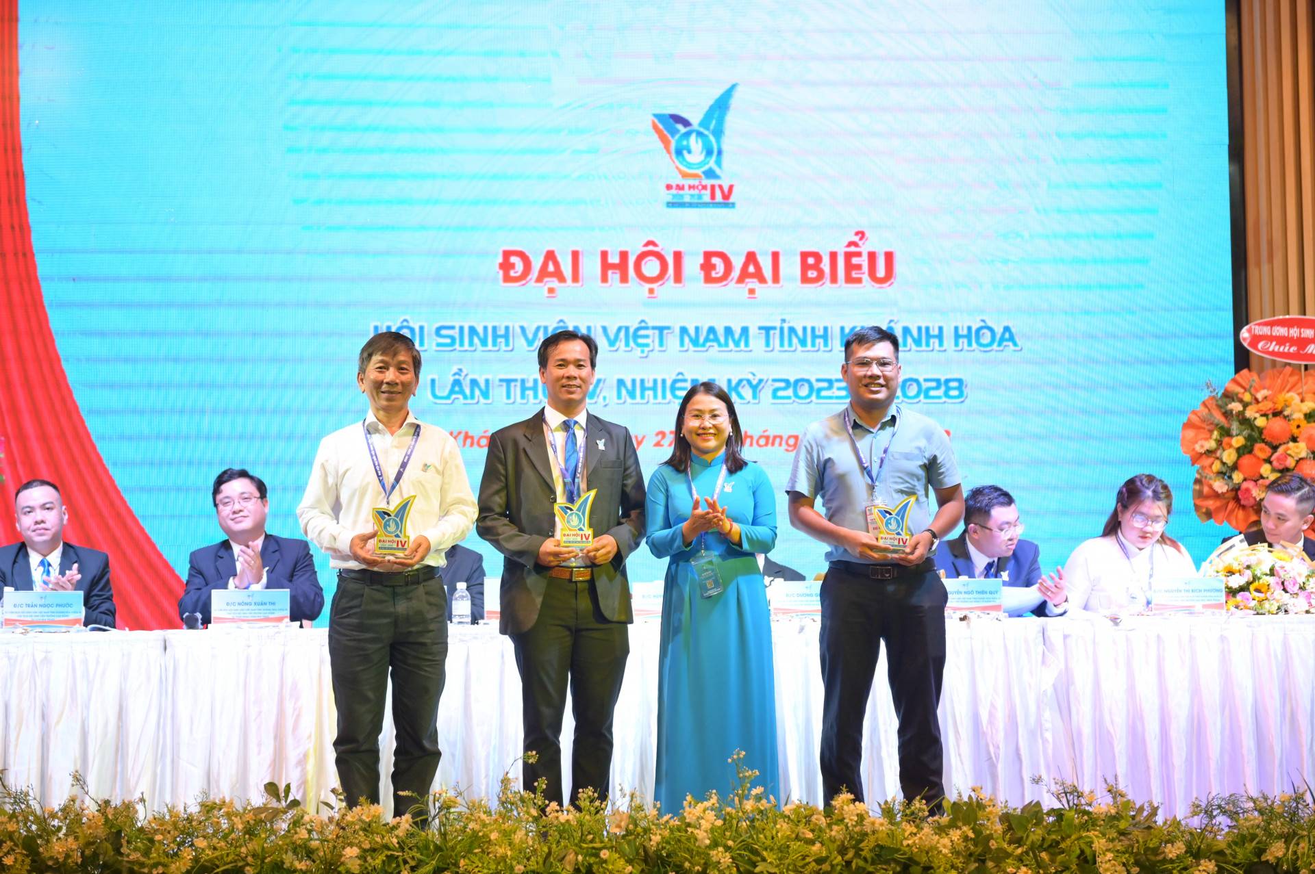 Hội Sinh viên Việt Nam tỉnh tặng quà tri ân các doanh nghiệp đồng hành tích cực cùng công tác hội và phong trào sinh viên.