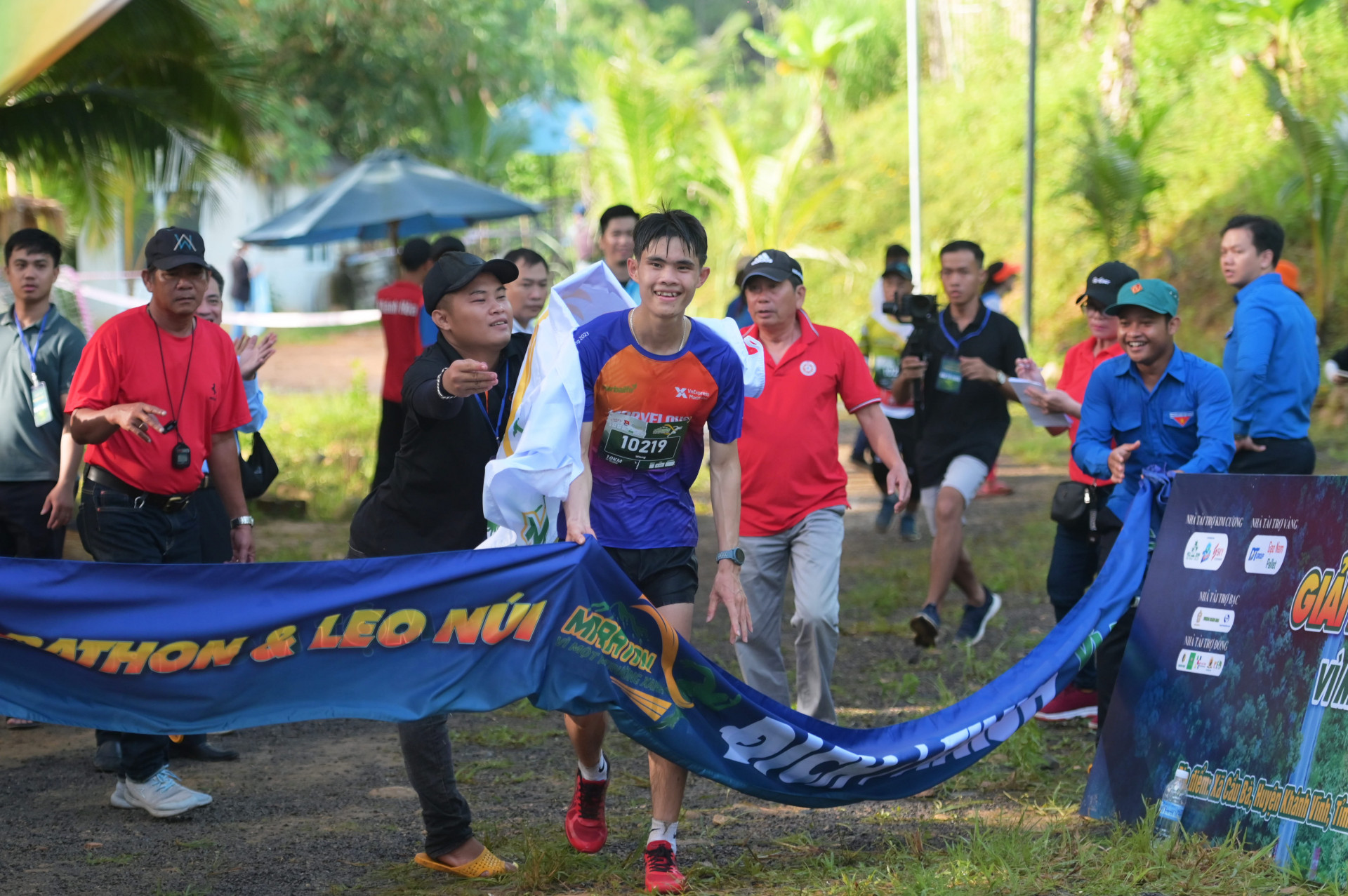 Một chân chạy trẻ về nhất cự ly 10km nam.