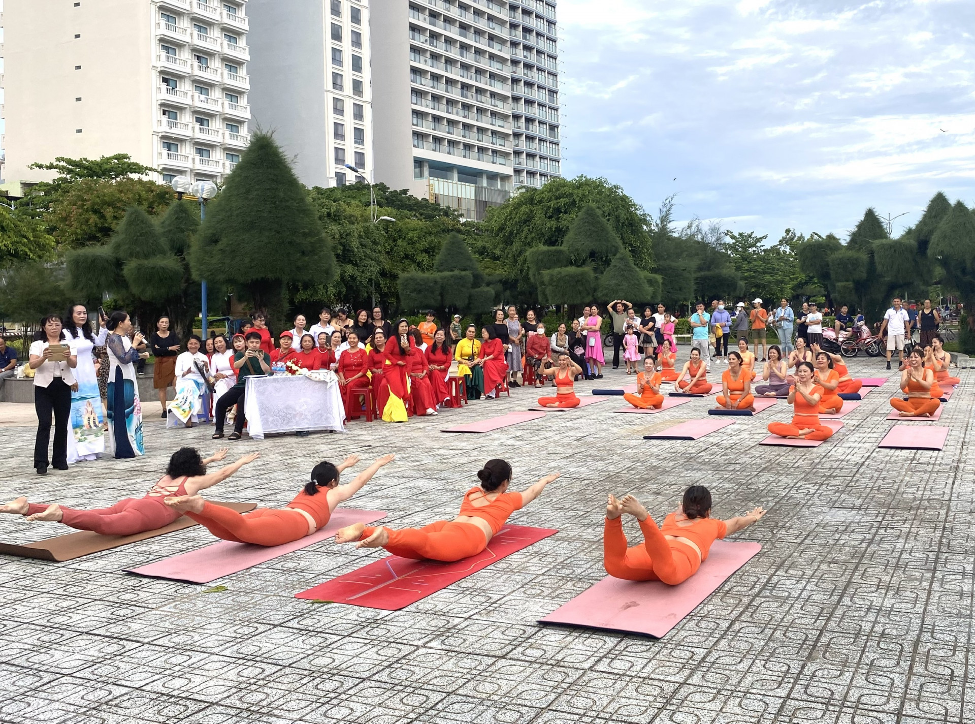 Các hội viên câu lạc bộ thi thực hiện các tư thế yoga.