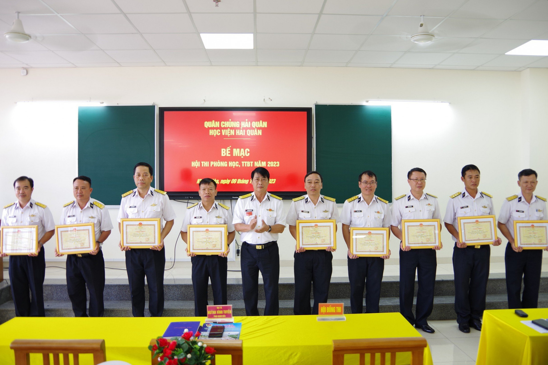 Lãnh đạo Học viện Hải quân trao thưởng cho các tập thể xuất sắc tại hội thi.