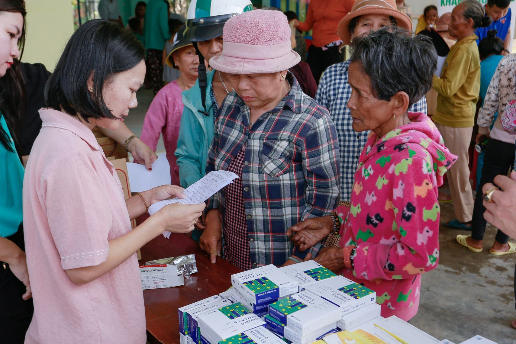 Phát thuốc, tư vấn sử dụng thuốc cho người dân.