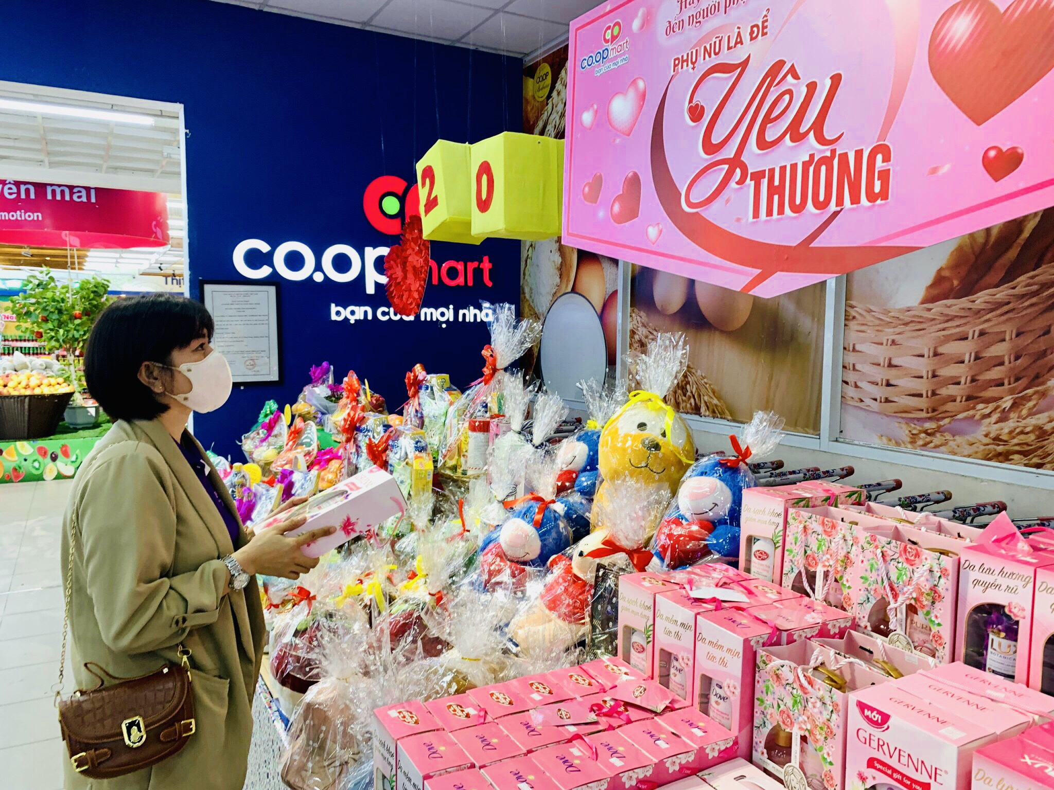 Thị trường quà tặng 20-10 ở TP. Nha Trang: Sôi động, đa dạng mặt hàng