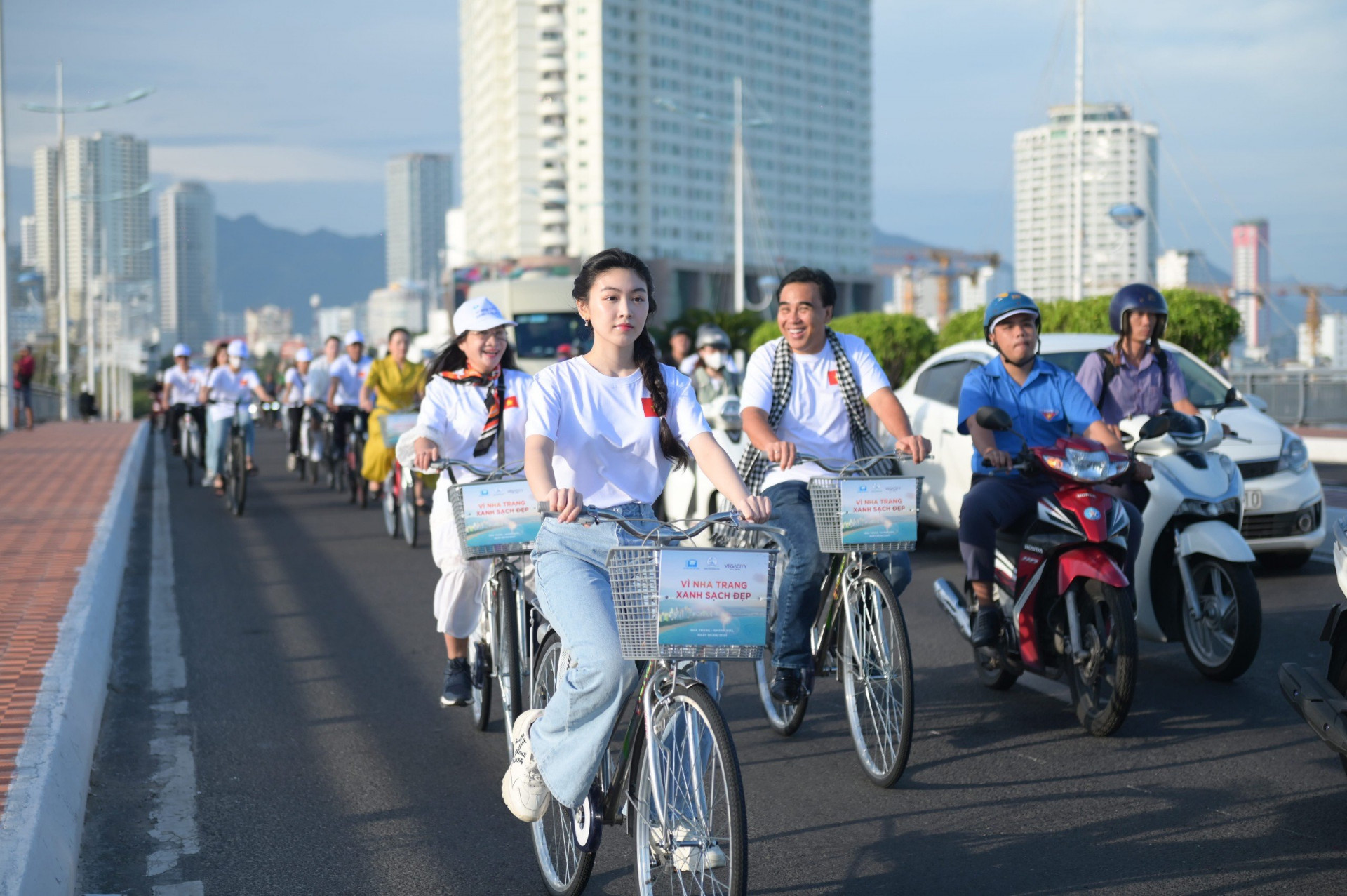 Hoạt động đạp xe tuyên truyền bảo vệ môi trường ở TP. Nha Trang. Ảnh: Vĩnh Thành