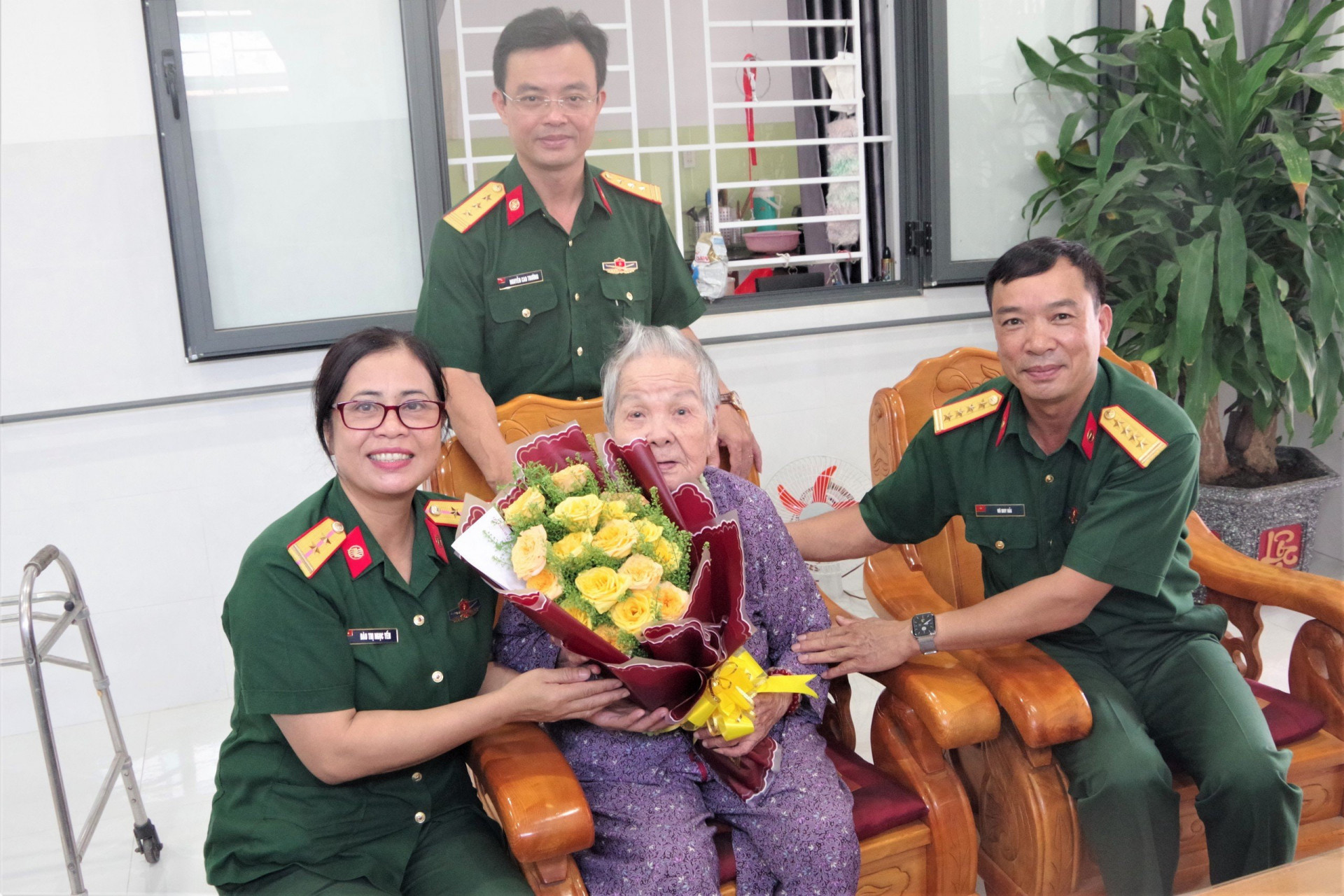 Đoàn công tác thăm, tặng quà Mẹ Việt Nam anh hùng Nguyễn Thị Cảm.