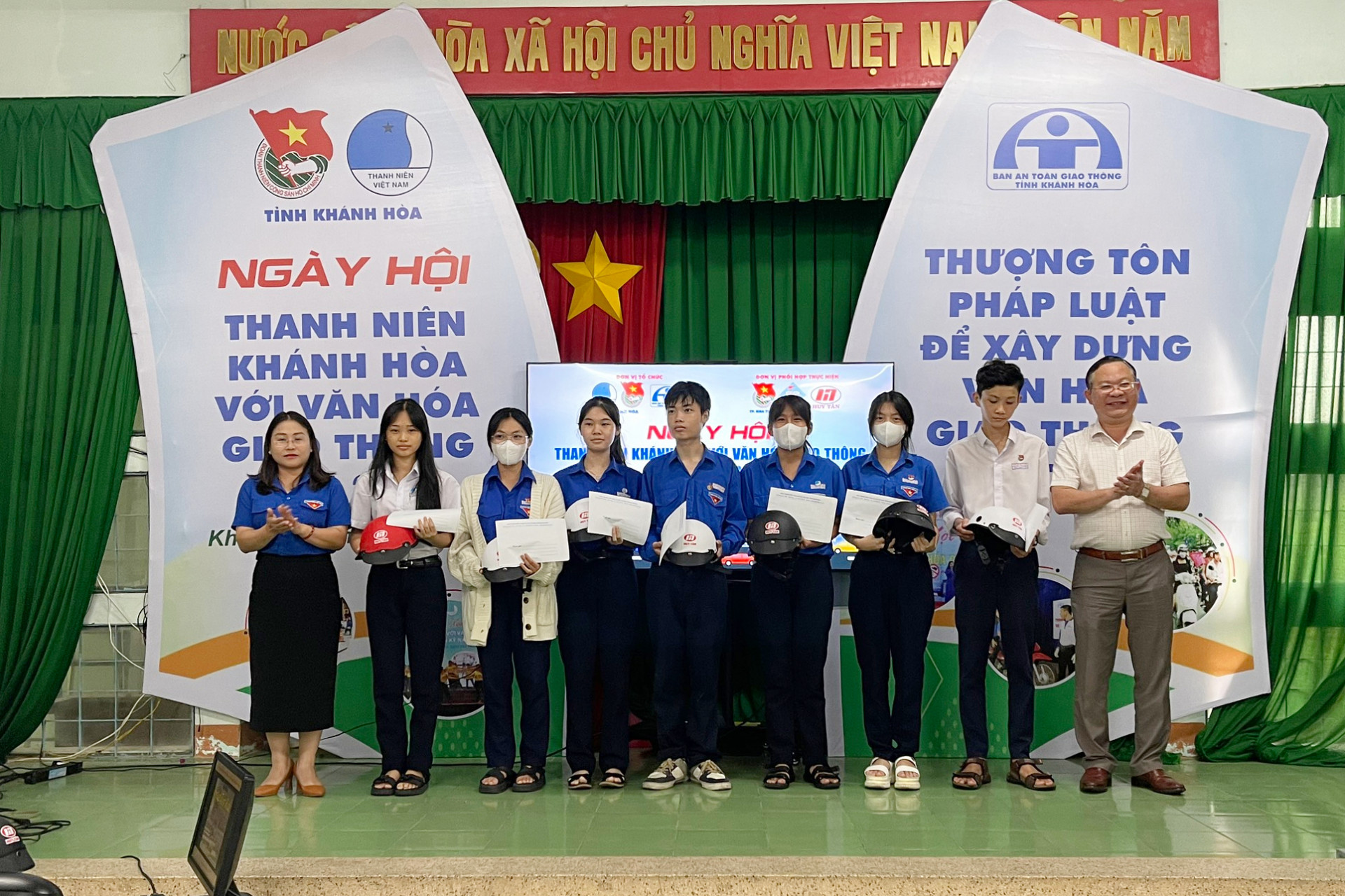 Trao quà cho các học sinh có hoàn cảnh khó khăn.