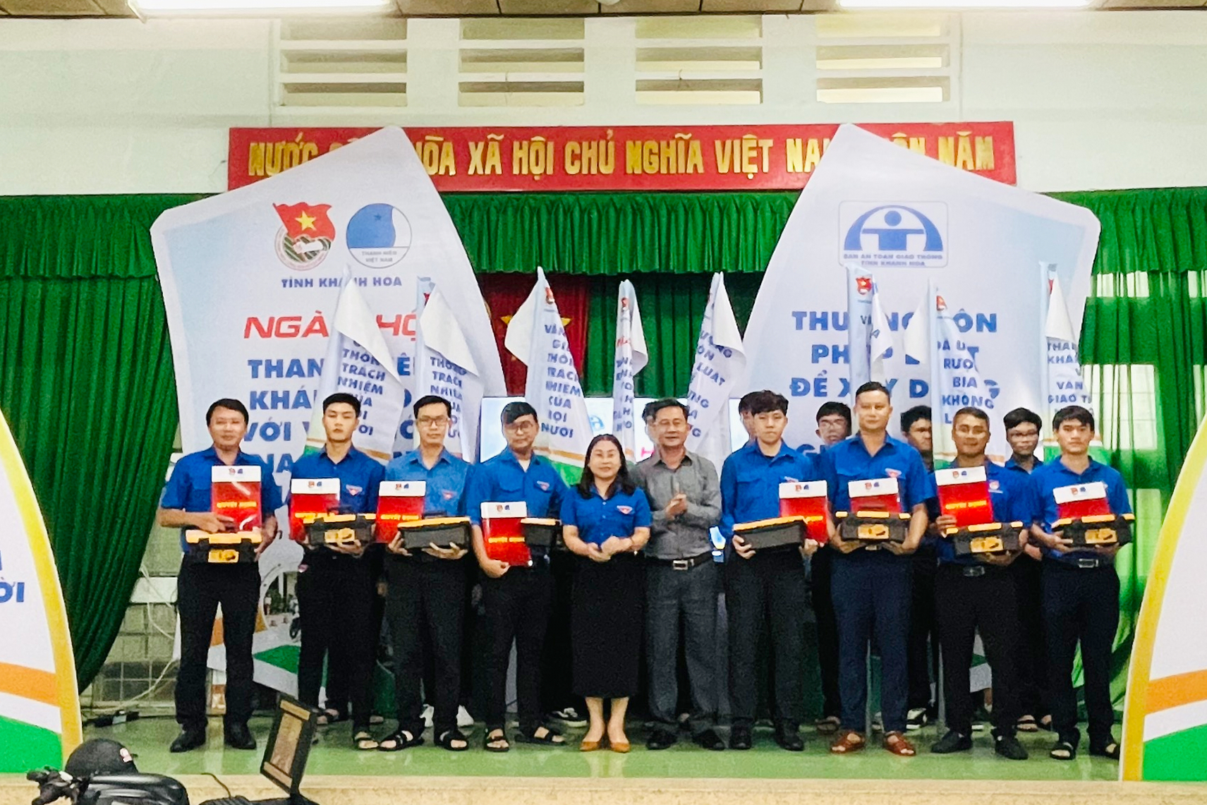 Ban tổ chức ra mắt các đội hình thanh niên tình nguyện  trong đảm bảo trật tự an toàn giao thông.