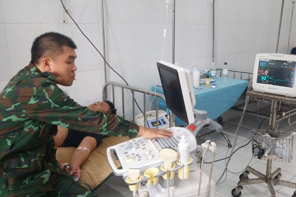 Trực thăng đưa ngư dân bị giảm áp từ đảo Song Tử Tây vào bờ điều trị