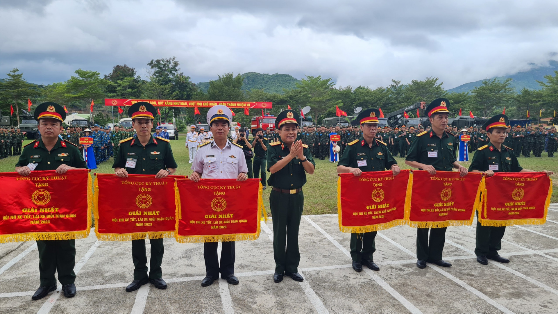 Ban tổ chức trao giải nhất cho các đội tuyển.