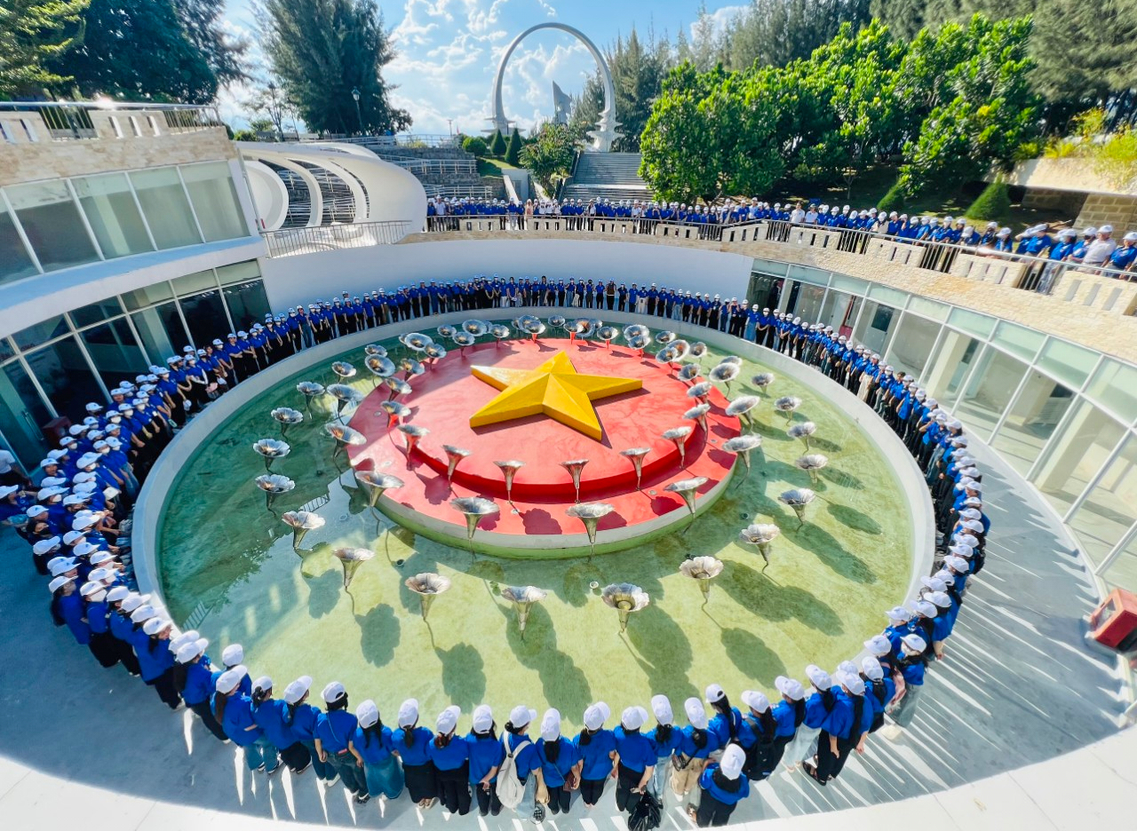 Đoàn trường Cao đẳng Sư phạm Trung ương - Nha Trang: Tổ chức hành trình “Hướng về biển, đảo quê hương”