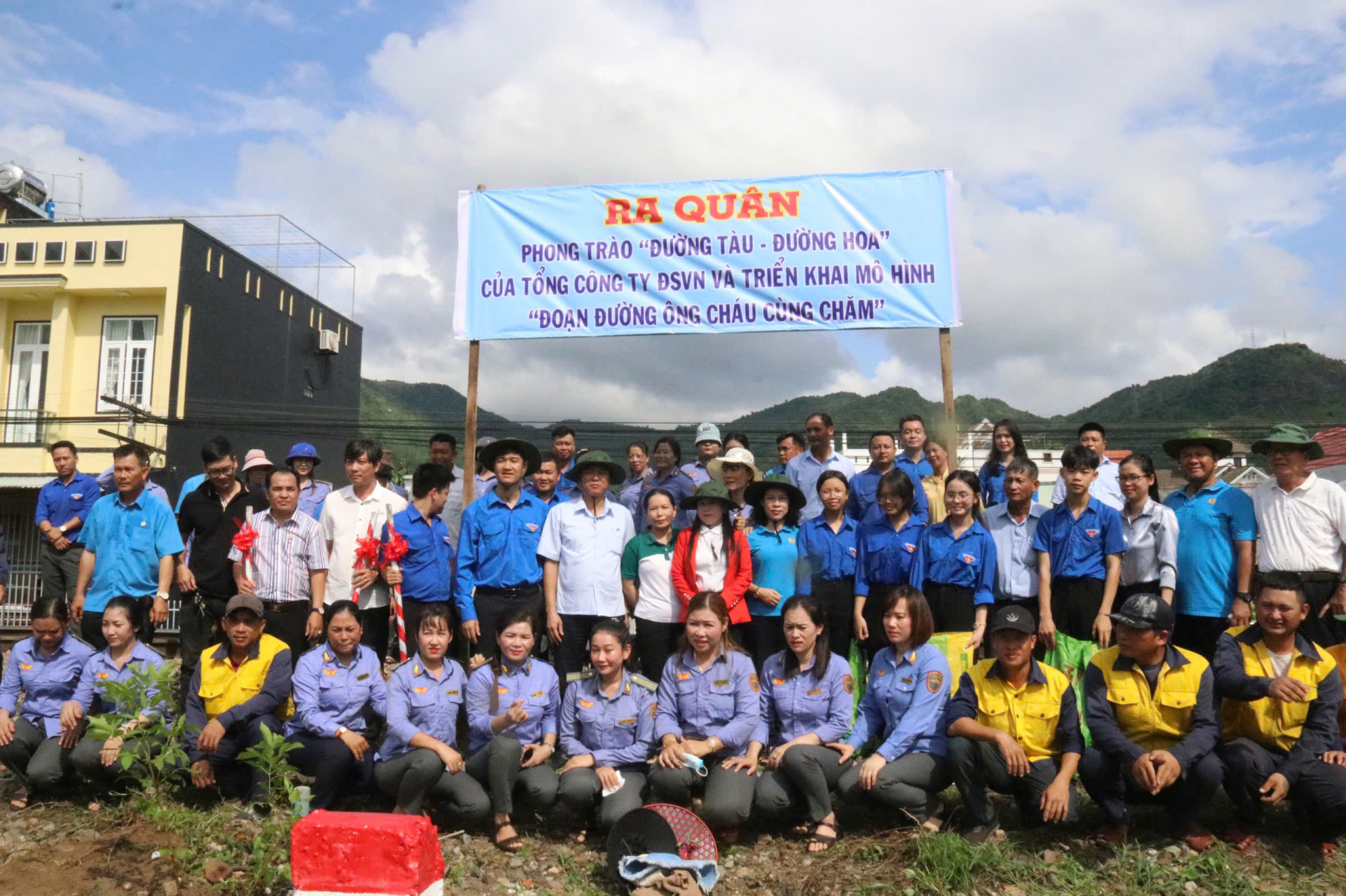 Công ty Cổ phần Đường sắt Phú Khánh cùng các đơn vị tổ chức Lễ ra quân phong trào “Đường tàu - Đường hoa” 