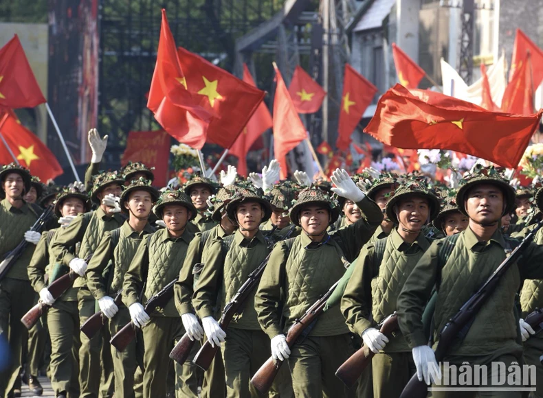 Màn tái hiện bộ đội tiến vào giải phóng Thủ đô ngày 10/10/1954. (Ảnh: Trần Hải)