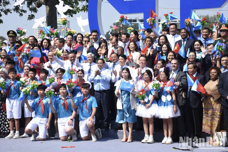 Thủ tướng Phạm Minh Chính, các đồng chí lãnh đạo, đại biểu khách quốc tế chụp ảnh lưu niệm với học sinh Thủ đô tham gia diễu hành. (Ảnh: Trần Hải)