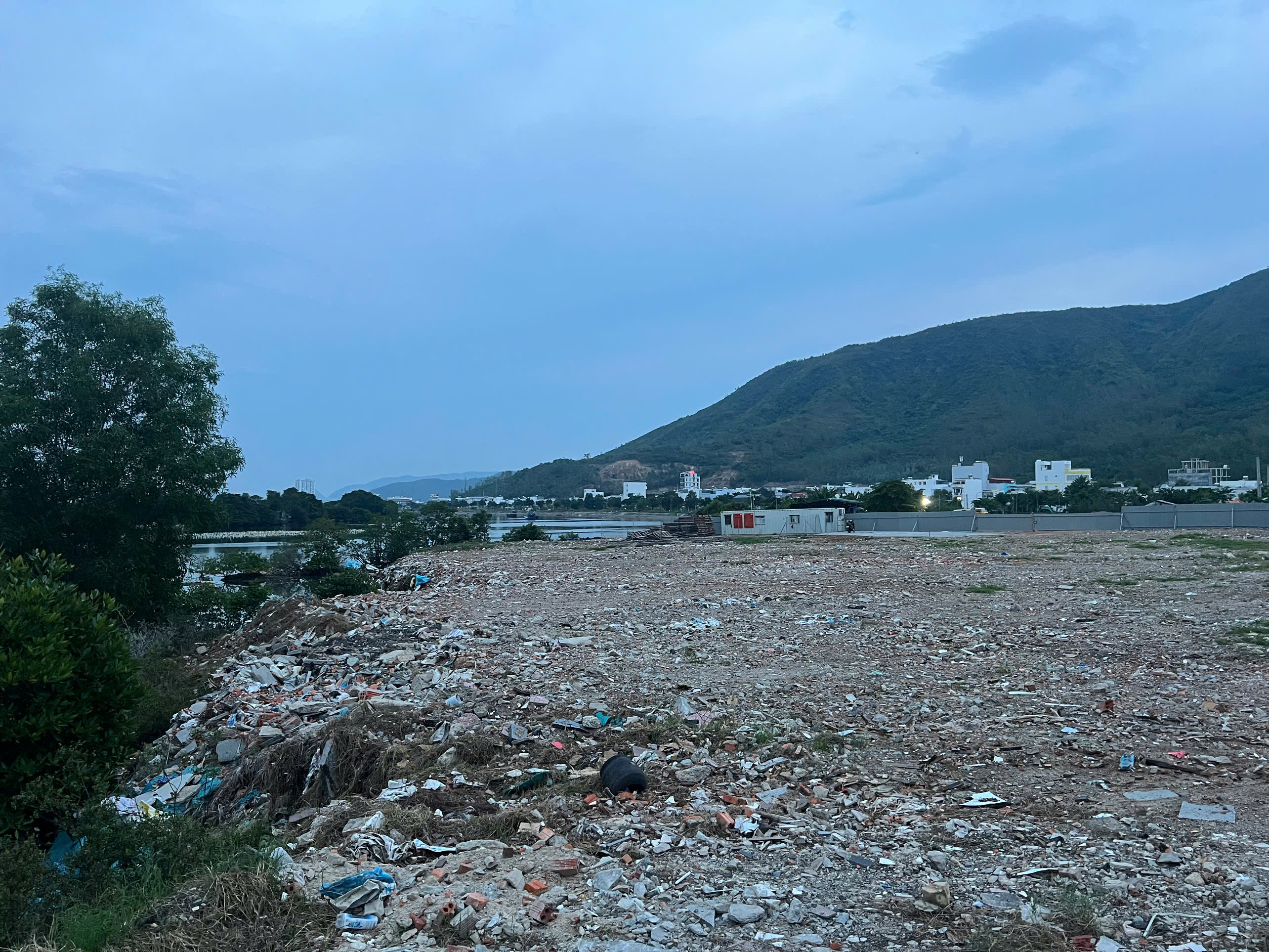 Phó Bí thư Thường trực Tỉnh ủy Nguyễn Khắc Toàn: Đề nghị chấn chỉnh tình trạng lập bãi giữ xe trái phép và đổ xà bần lấn sông