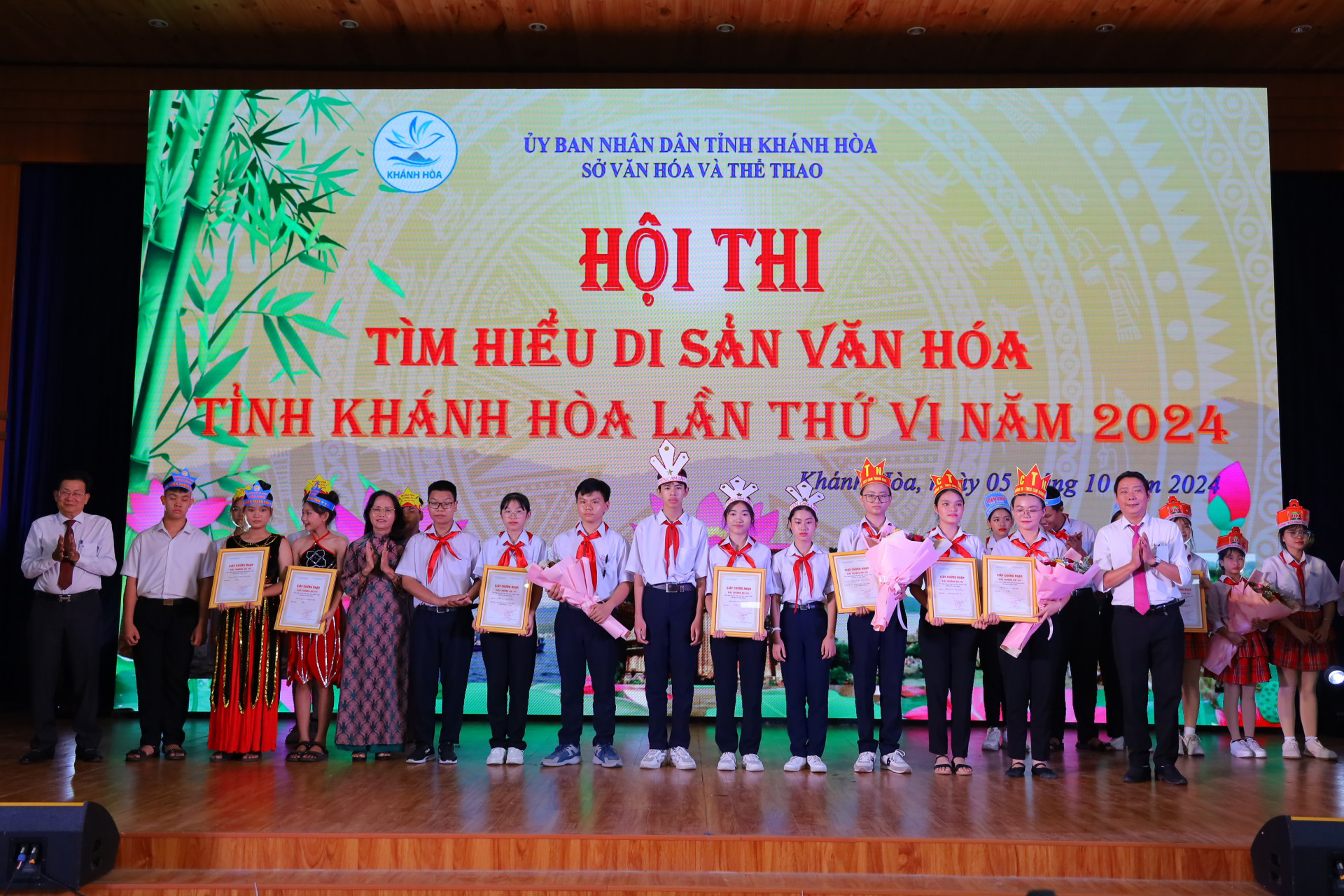 The teams from Cam Ranh City, Ninh Hoa Town, Cam Lam District, and Khanh Vinh District win third prizes
