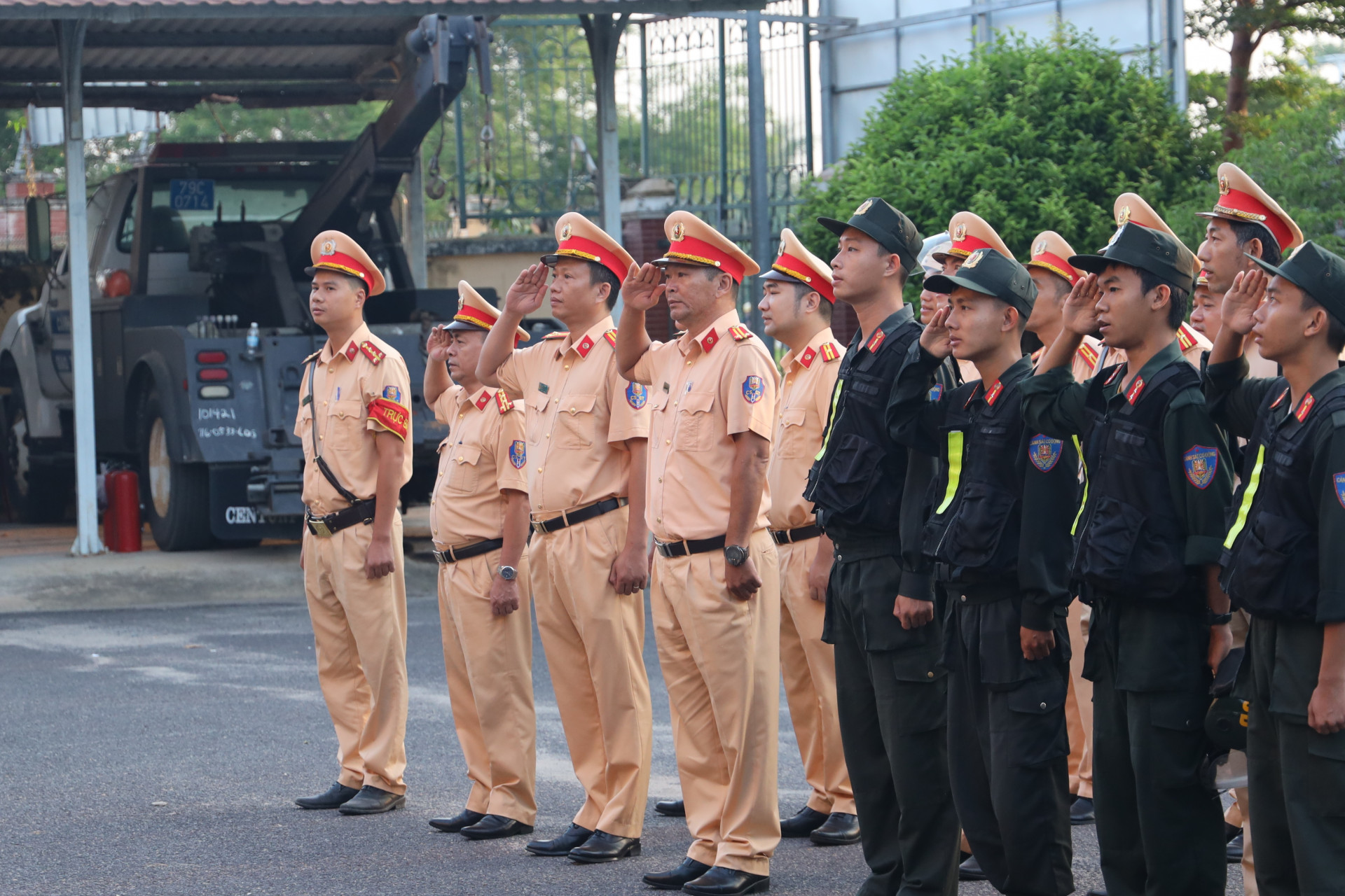 Lực lượng cảnh sát giao thông chào cờ tại lễ ra quân