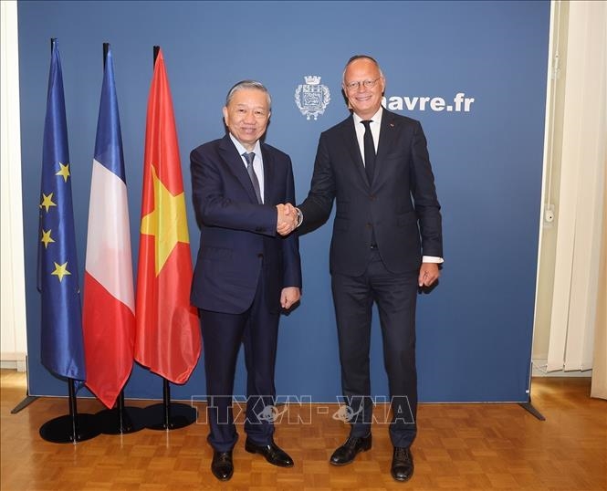 Cựu Thủ tướng Pháp Edouard Philippe, Thị trưởng Thành phố Le Havre đón Tổng Bí thư, Chủ tịch nước Tô Lâm. Ảnh: Trí Dũng/TTXVN 

