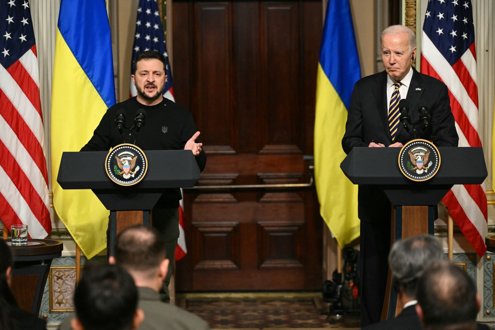 Tổng thống Mỹ Joe Biden (phải) và Tổng thống Ukraine Volodymyr Zelensky trong cuộc gặp tại Nhà Trắng, Washington, D.C., ngày 12/12/2023. Ảnh: AFP/TTXVN

