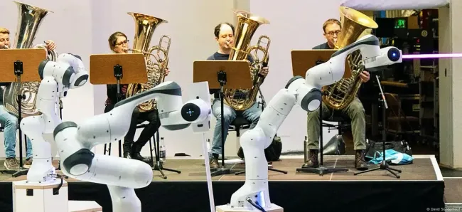 Robot điều khiển dàn nhạc Dresdner Sinfoniker (Ảnh: DW)