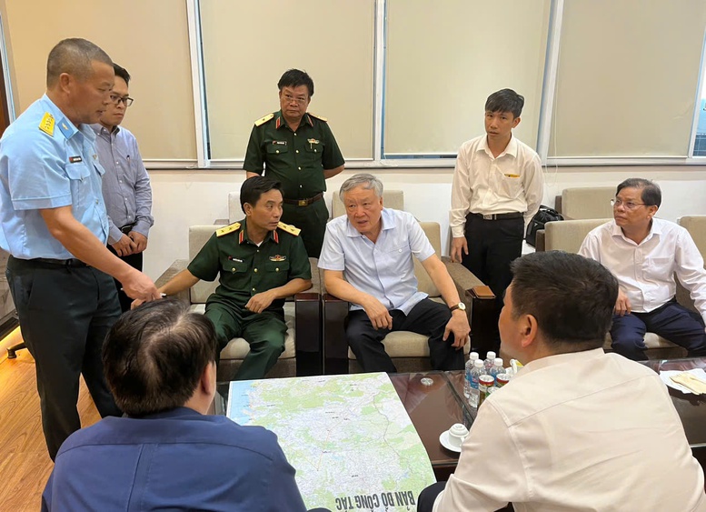 Phó Thủ tướng Thường trực Chính phủ Nguyễn Hòa Bình thị sát một số dự án năng lượng tái tạo