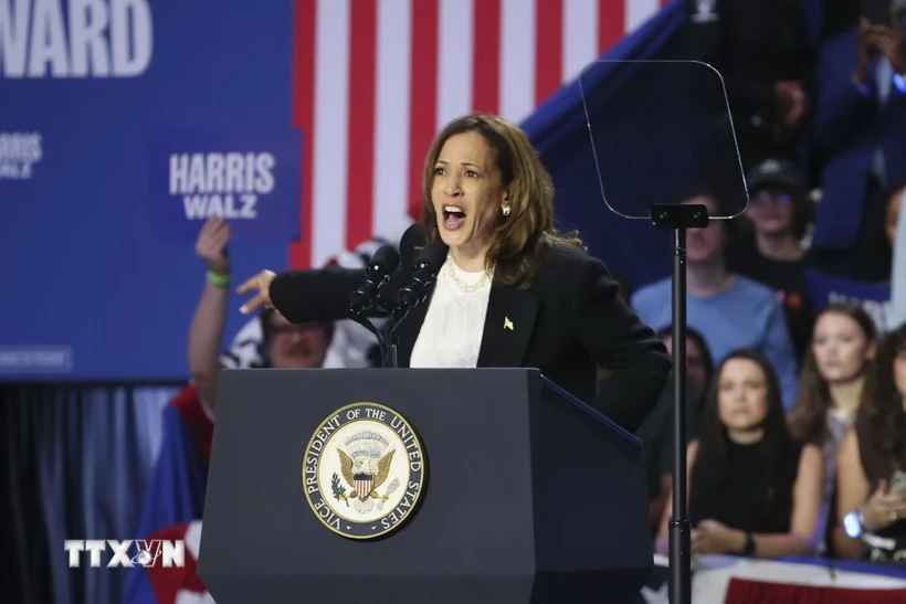 Phó Tổng thống Mỹ Kamala Harris phát biểu tại chiến dịch vận động tranh cử ở Charlotte, Bắc Carolina. (Ảnh: Kyodo/TTXVN)
