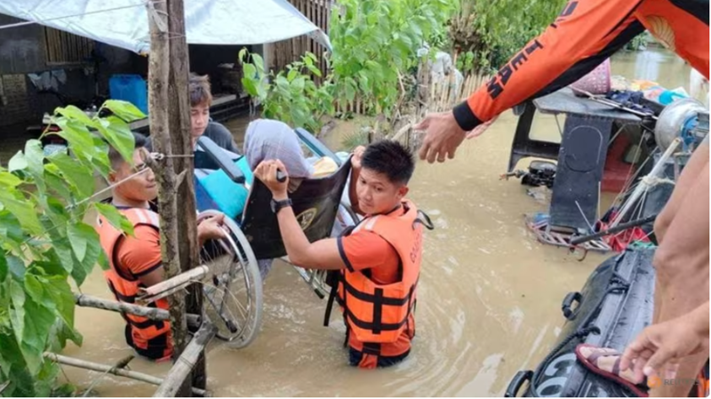 Lực lượng bảo vệ bờ biển Philippines giải cứu người dân sau khi nước lũ dâng cao do ảnh hưởng của bão nhiệt đới Trami gây ra tại Bicol, Philippines. (Ảnh: CNA/Reuters)