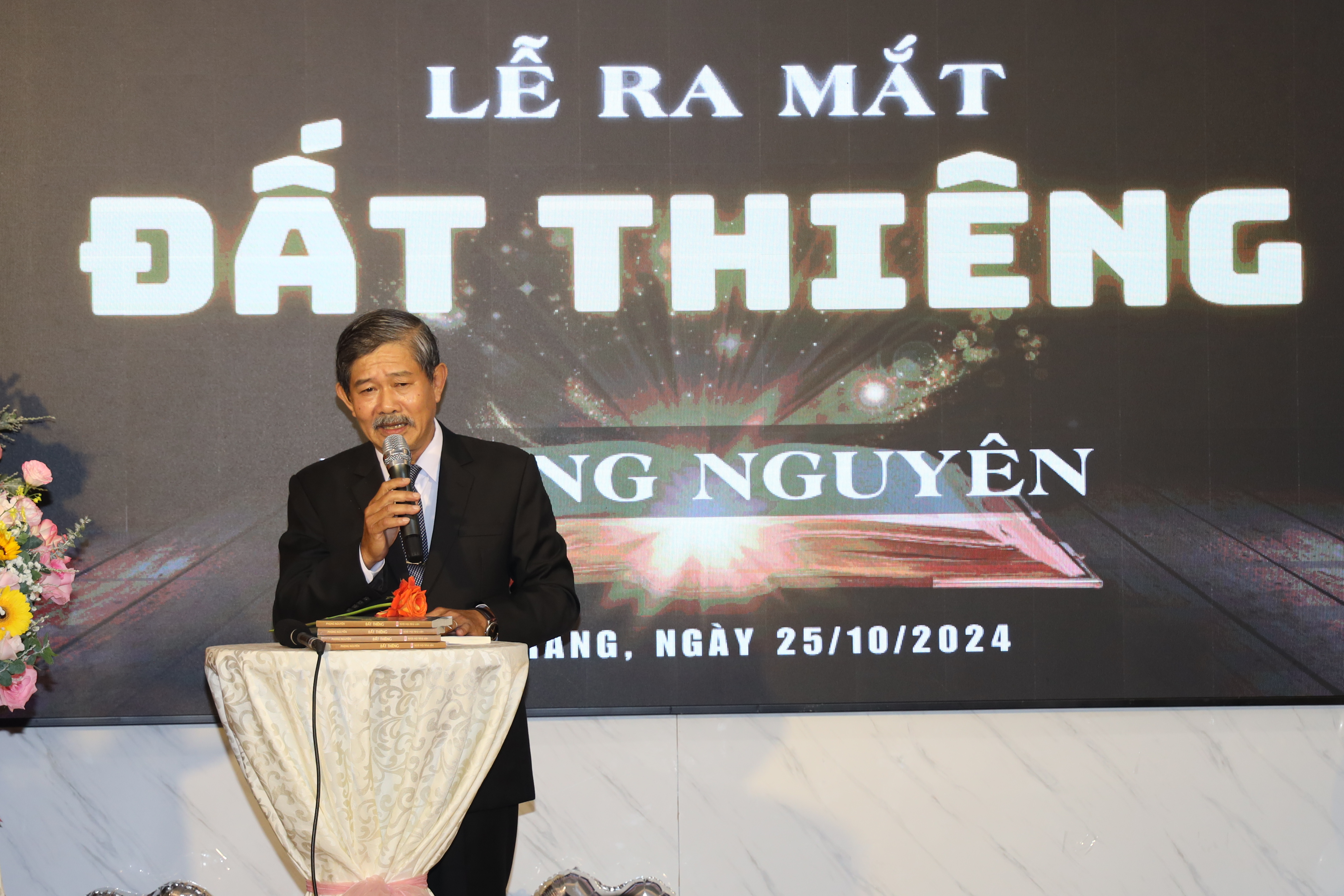 Nhà báo, nhà văn Phong Nguyên ra mắt tập sách "Đất thiêng"