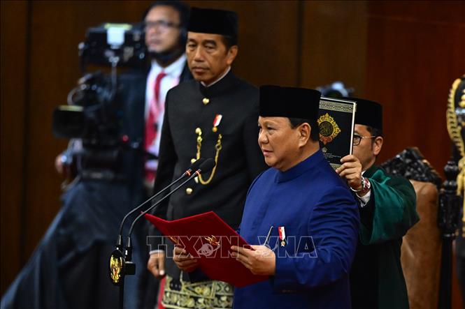 Tổng thống Indonesia Prabowo Subianto (phải) tuyên thệ nhậm chức tại Quốc hội ở Jakarta ngày 20/10/2024. Ảnh: THX/TTXVN 

