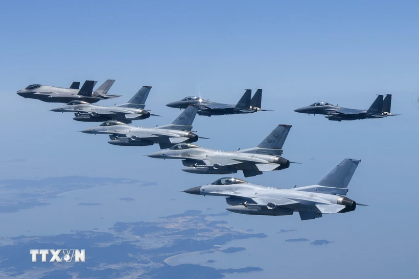 Máy bay chiến đấu F-15K, F-16 và F-35 tham gia cuộc tập trận tại Hàn Quốc. (Ảnh: Yonhap/TTXVN)
