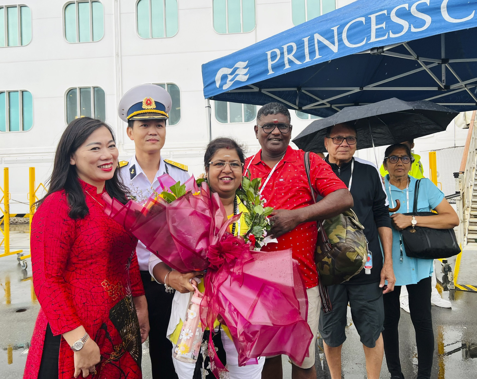 Leaders of the Department of Tourism and Tan Cang - Petro Cam Ranh Company Limited presented flowers to welcome tourists to Khanh Hoa.