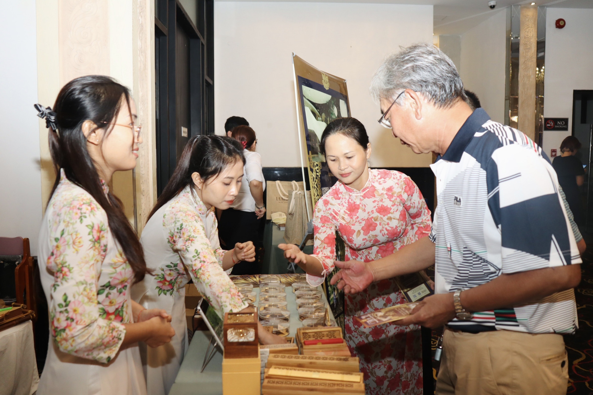 Taiwanese tourists see agarwood products of Khanh Hoa.