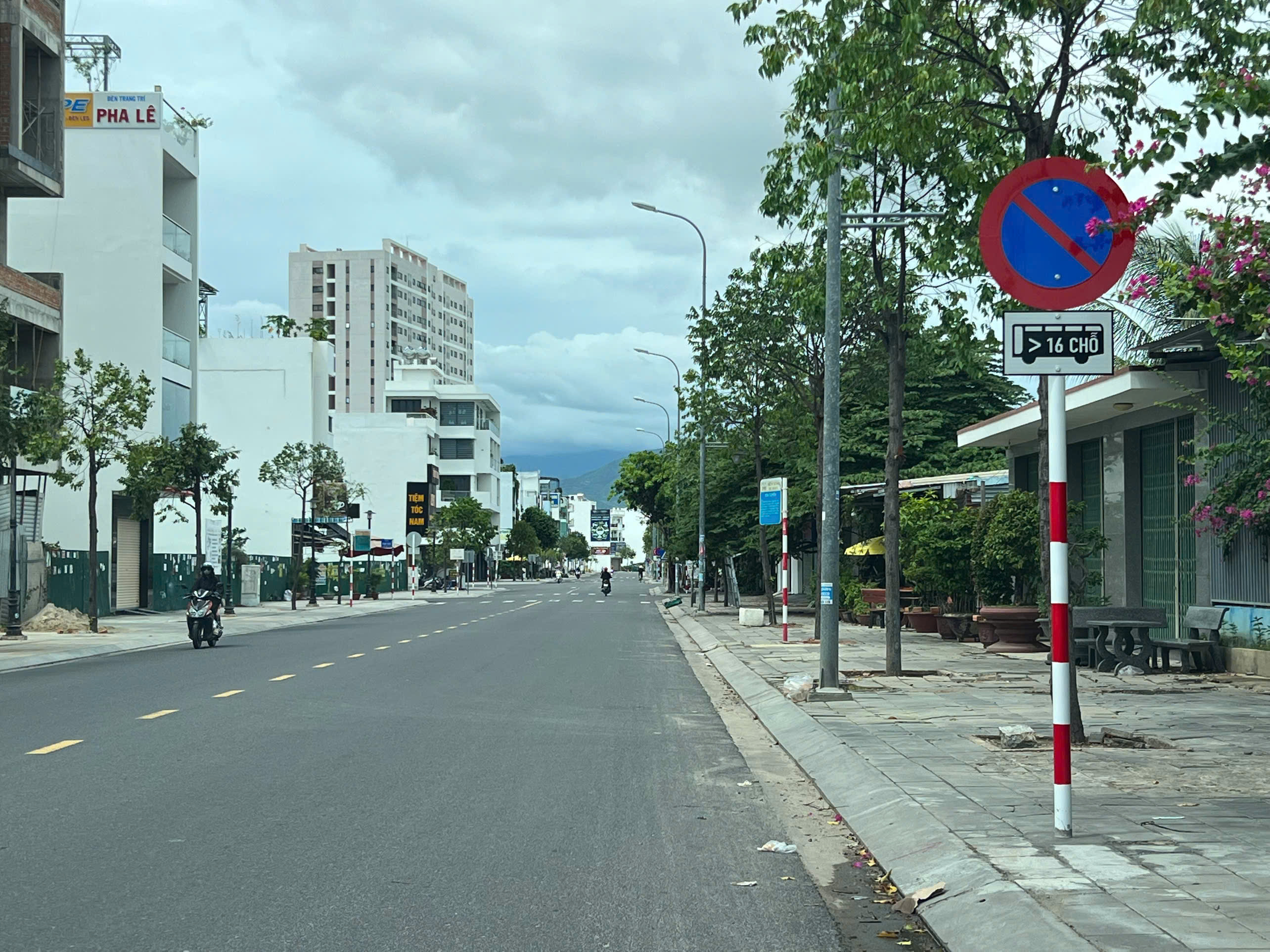 TP. Nha Trang:: Từ ngày 15-10: Cấm đỗ đối với xe trên 16 chỗ ngồi cả 2 chiều trên đường Thích Quảng Đức