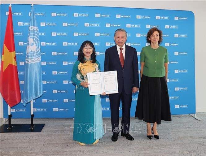 Tổng Bí thư, Chủ tịch nước Tô Lâm và Tổng Giám đốc UNESCO Audrey Azoulay chứng kiến Lễ trao Bằng công nhận Đại học VinUniversity gia nhập mạng lưới UNESCO. Ảnh: Trí Dũng/TTXVN