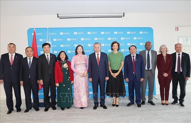 Tổng Bí thư, Chủ tịch nước Tô Lâm và Tổng Giám đốc UNESCO Audrey Azoulay chụp ảnh chung với các đại biểu. Ảnh: Trí Dũng – TTXVN 