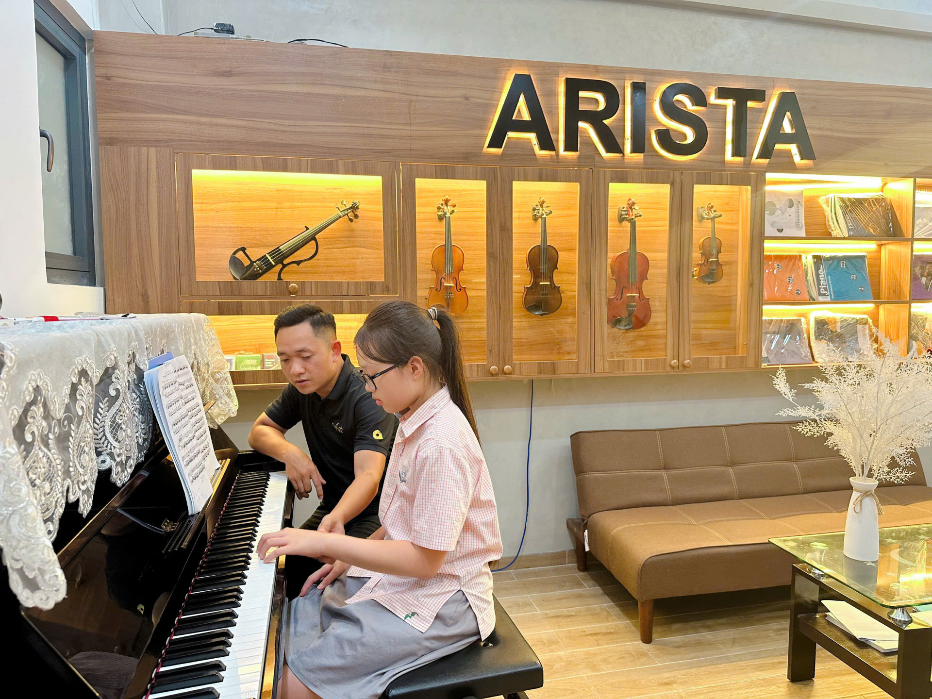 Anh Trần Hữu Nhật Hoàng đang dạy học sinh tập luyện đàn Piano