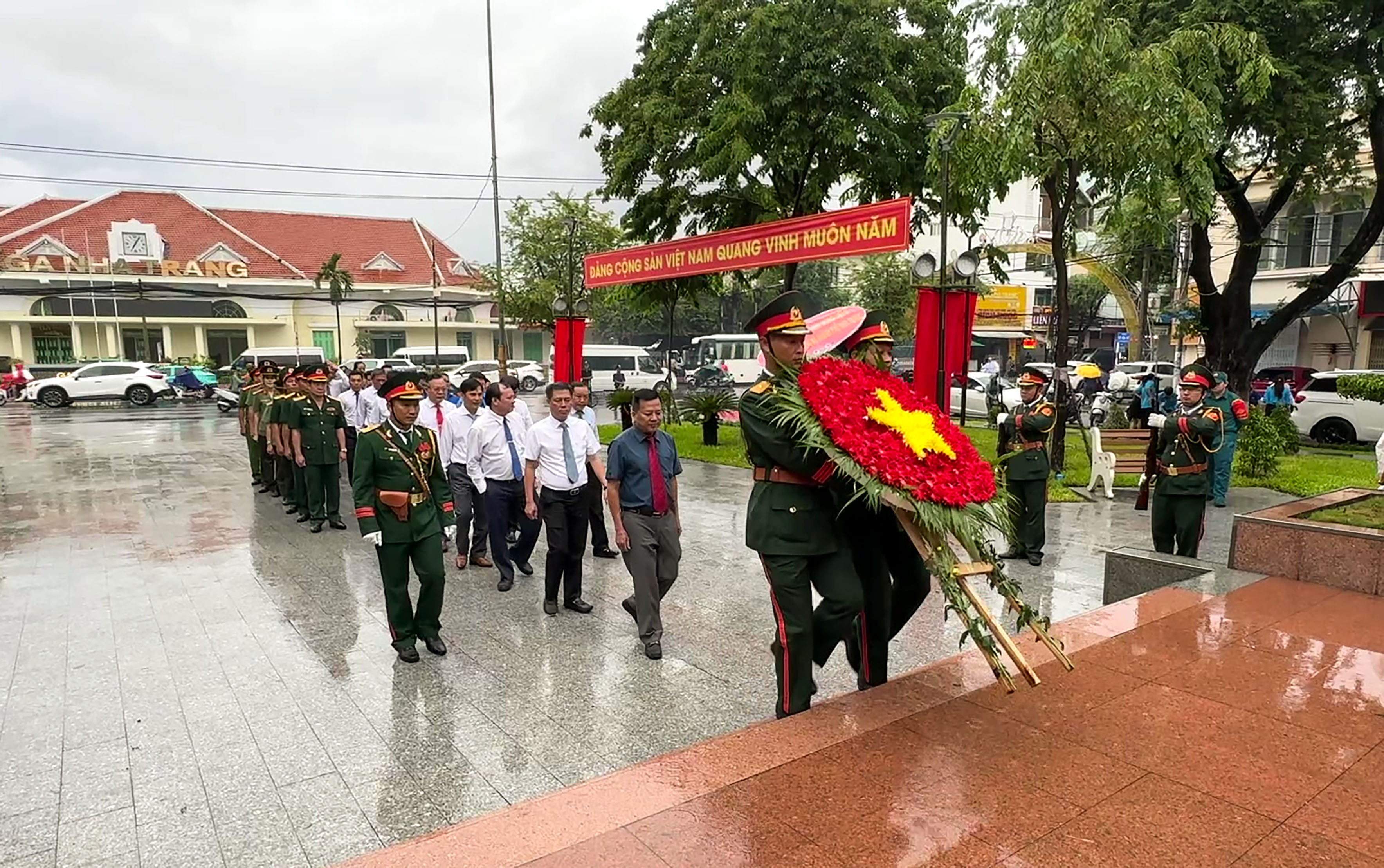 Lãnh đạo TP. Nha Trang dâng hương tại Tượng đài 23 tháng 10