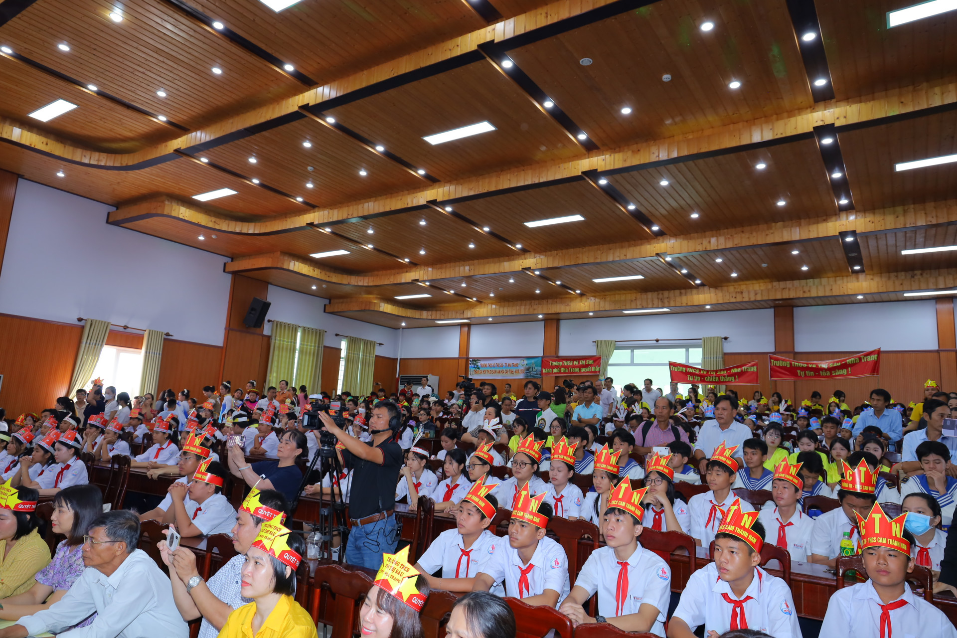 Many teachers and pupils attend the contest