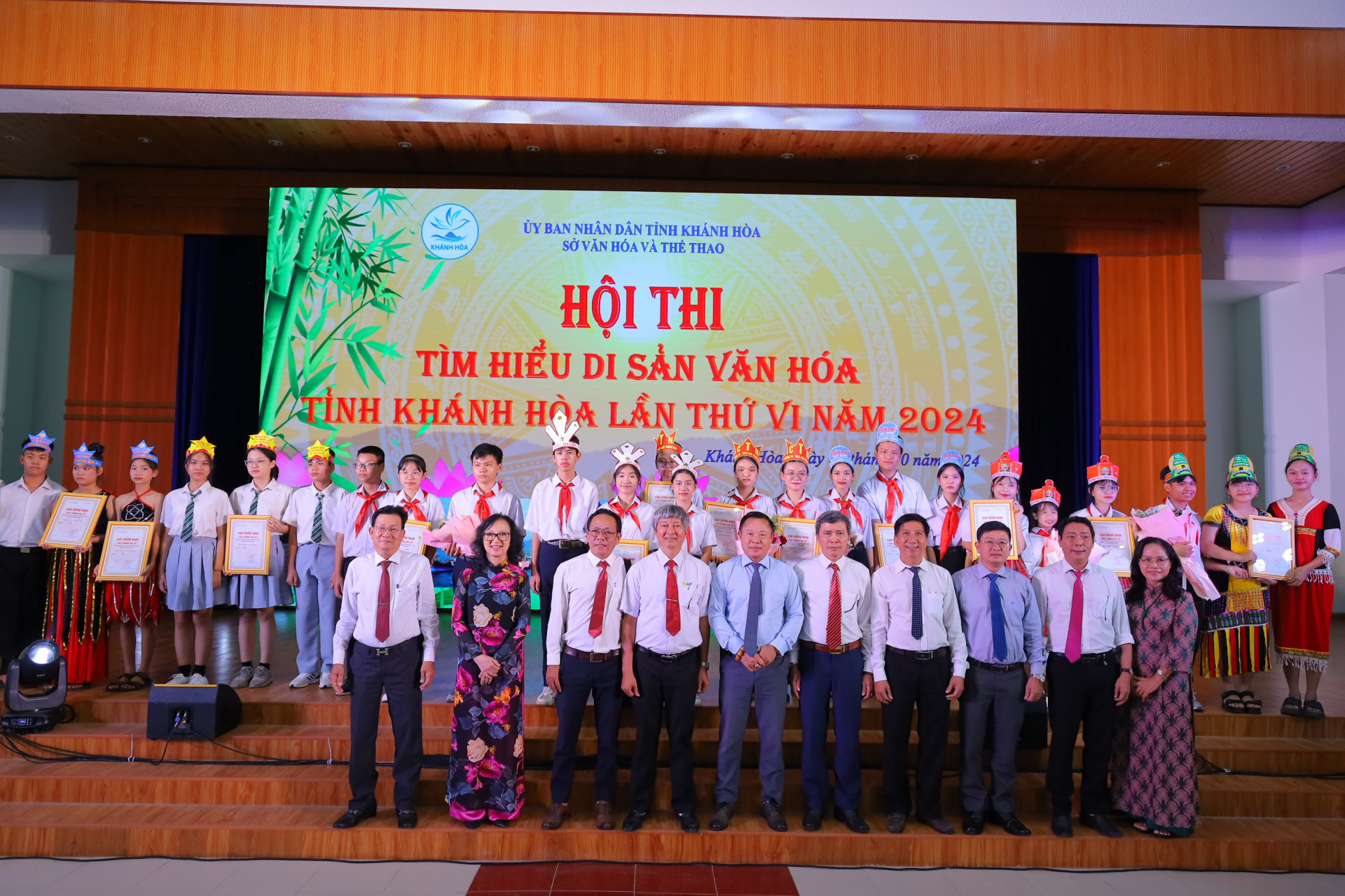 The representatives posing for photo with the teams

