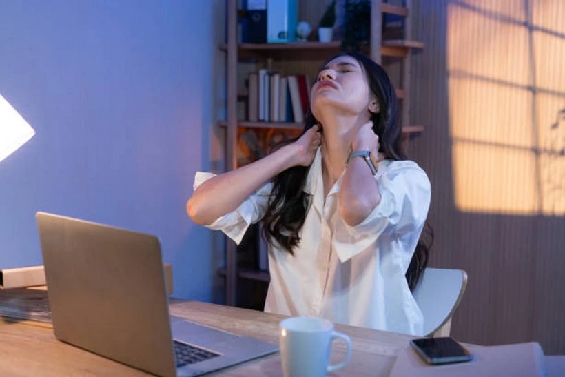 Vì sao ngày càng nhiều người trẻ mắc bệnh đau mỏi vai gáy?