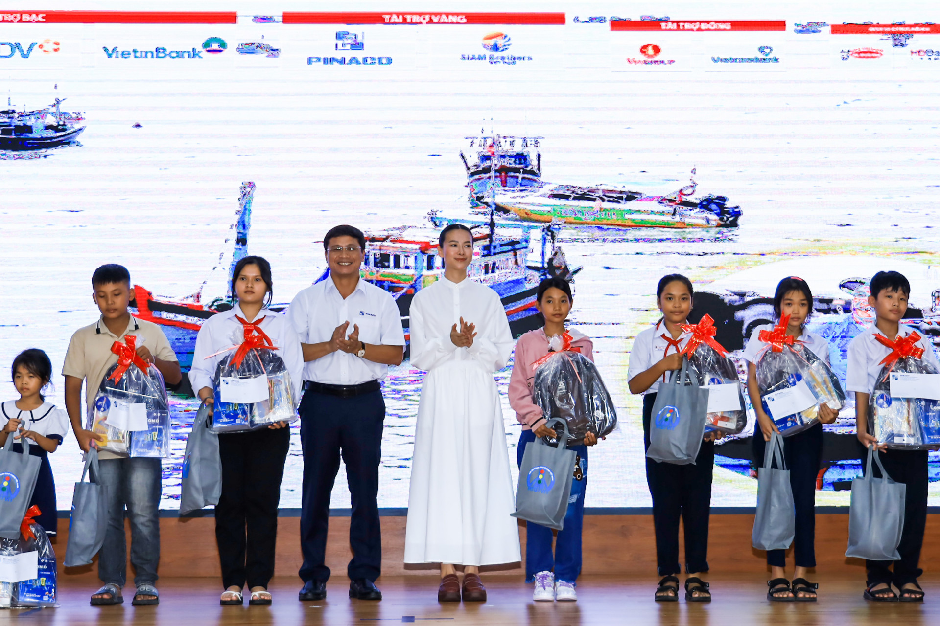 Miss Earth 2018 Nguyen Thi Phuong Khanh giving gifts to fishermen’s  children with good academic results in the program intended for fishermen held in Nha Trang City

