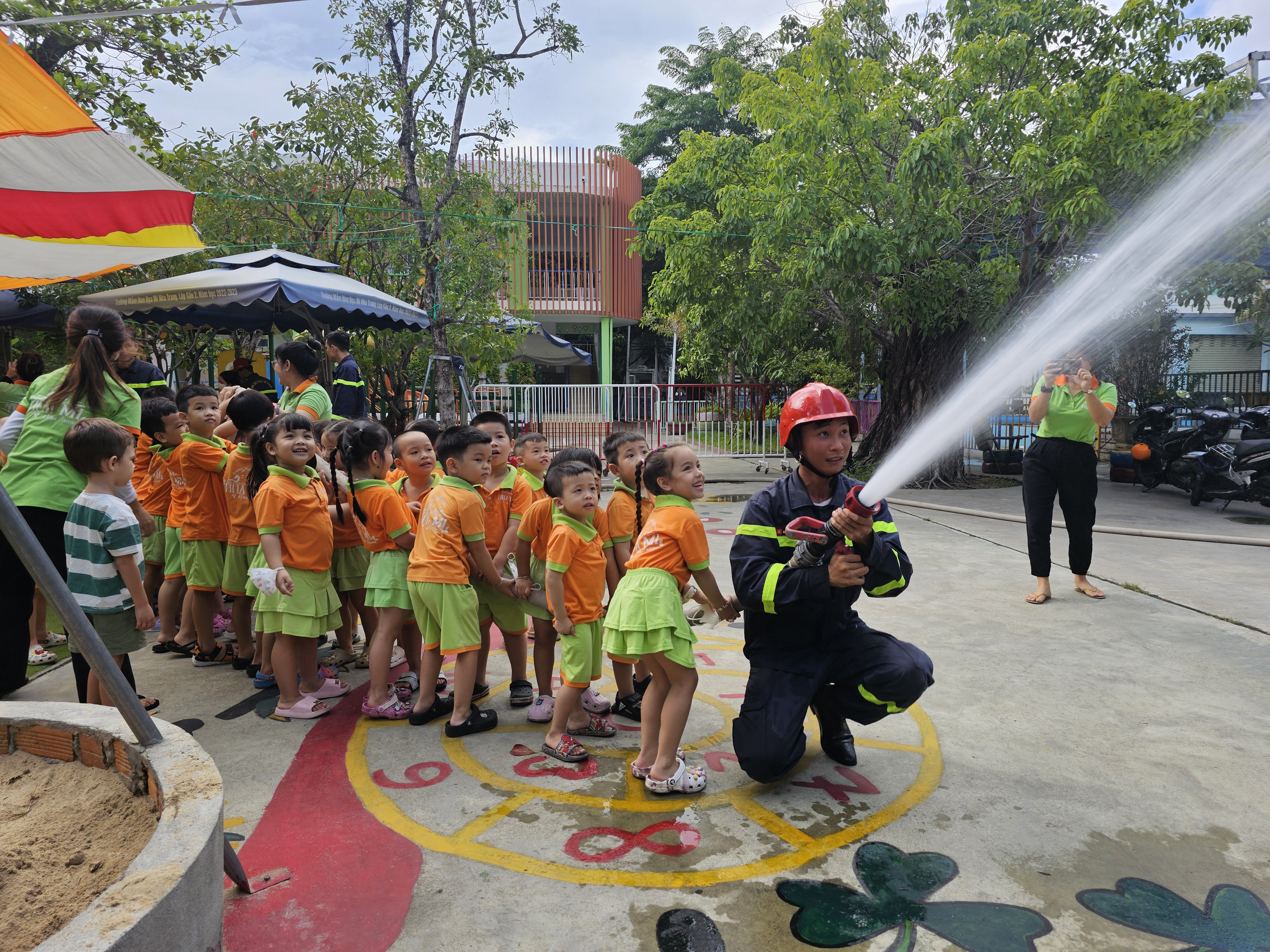 TP. Nha Trang: Trường Mầm non Họa Mi tổ chức chương trình trải nghiệm “Em là lính cứu hỏa”