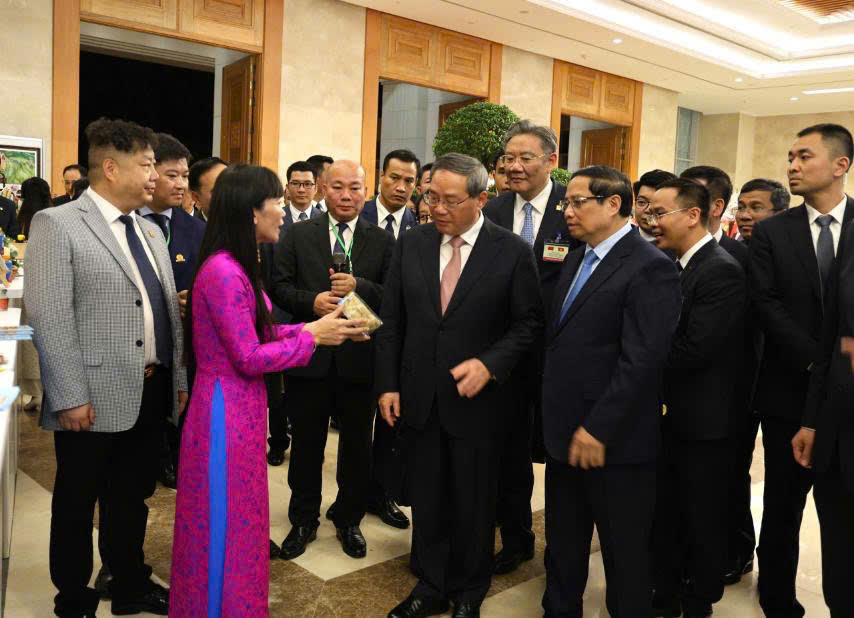 The leader of Khanh Hoa Salanganes Nest Company introducing Vietnamese Prime Minister and Chinese Premier to the company’s products

