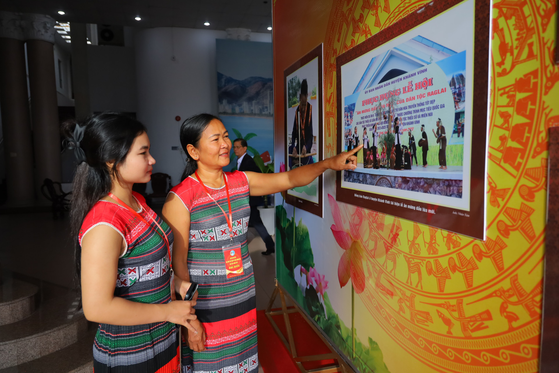 The congress attendees viewing the exhibits at the exhibition 

