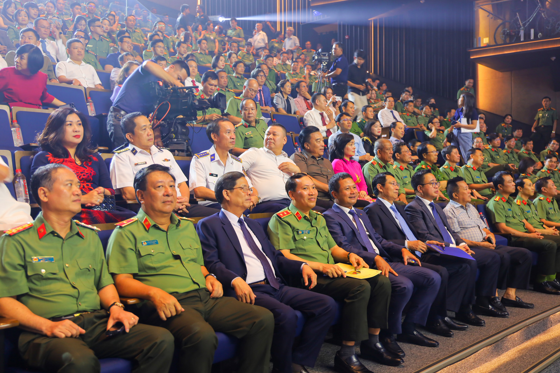 The representatives attending the opening ceremony of the 14th Peoples Public Security Radio and Television Festival

