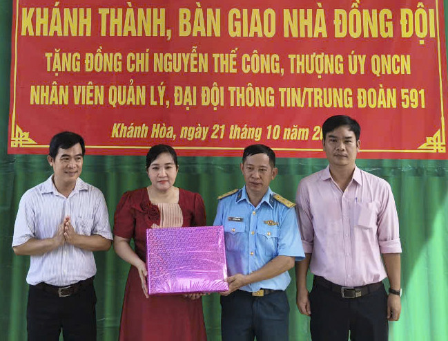 Lãnh đạo xã Ninh Phụng tặng quà cho gia đình anh Công.