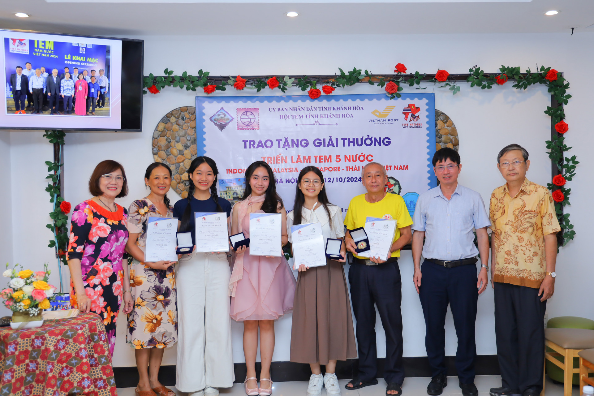 Leaders of Khanh Hoa Provincial Department of Information and Communications and the Provincial Stamp Association presenting awards to the award winners 

