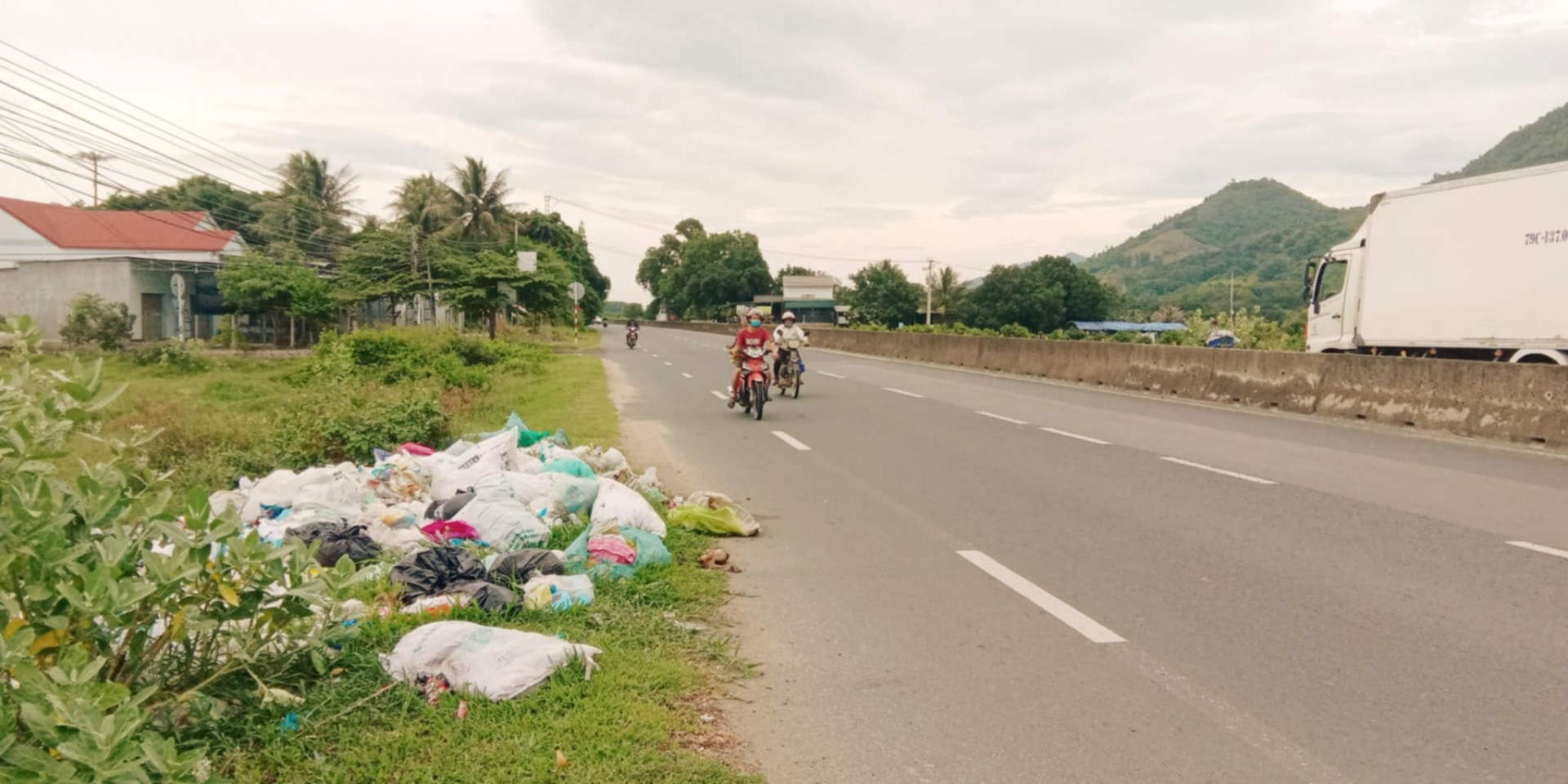 Bỏ rác bừa bãi nơi hành lang quốc lộ.