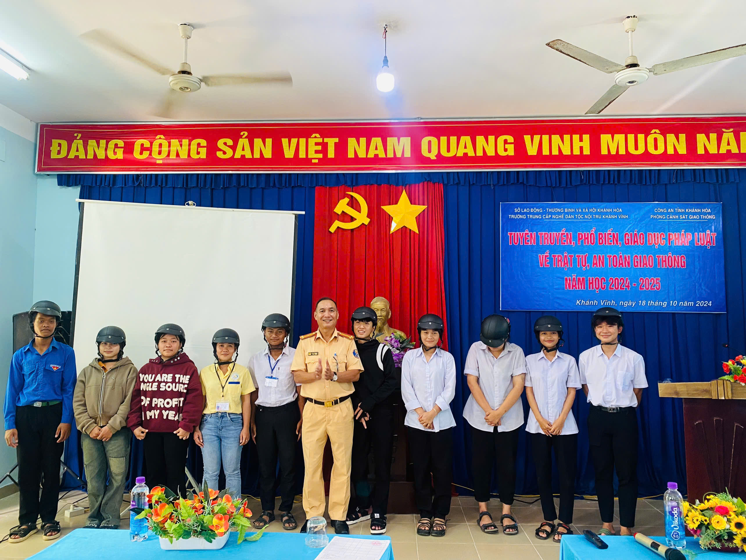 Tuyên truyền về an toàn giao thông cho học sinh Trường Trung cấp Nghề Dân tộc nội trú Khánh Vĩnh